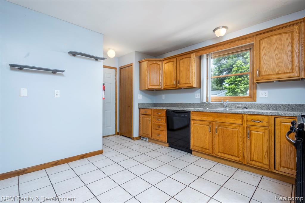 422 Clinton Street, Wyandotte, MI 48192 — Photo 12
