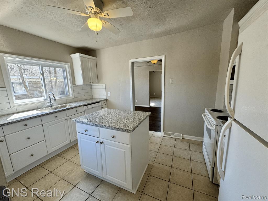 882 KENILWORTH Avenue, Pontiac, MI 48340 — Photo 4