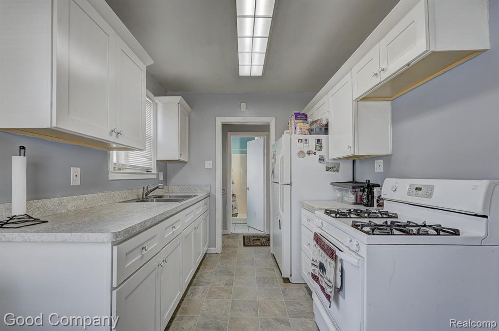518 E Maxlow Avenue, Hazel Park, MI 48030 — Photo 12