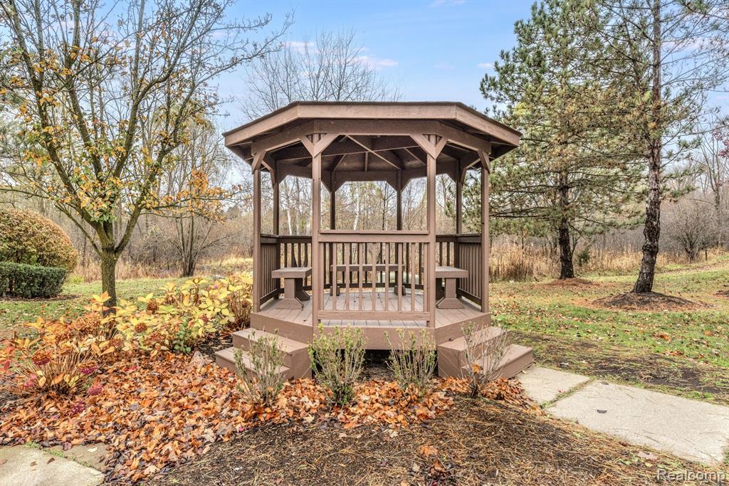 7246 Gateway Drive, West Bloomfield, MI — Photo 4