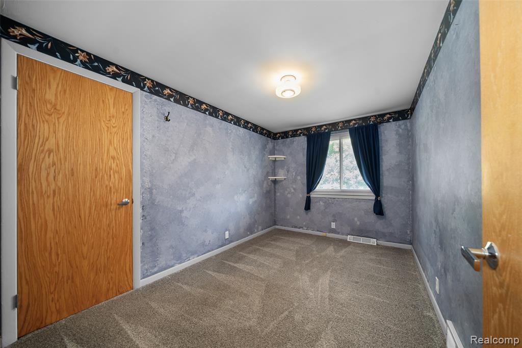 545 Woodbridge Circle, Waterford, MI 48327 — Photo 23
