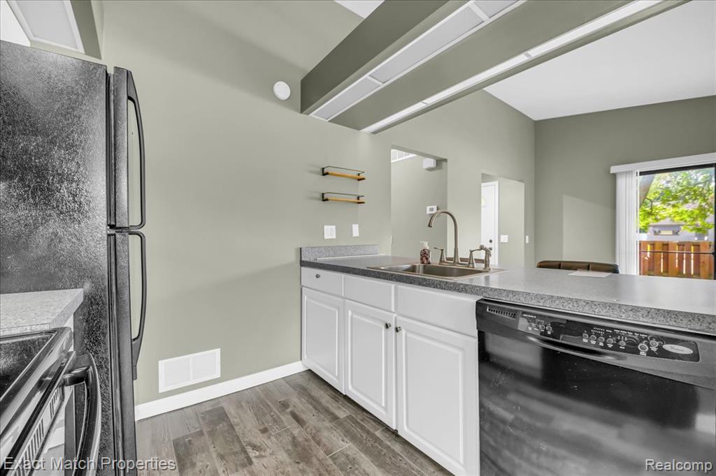 4 Willow Way, Waterford, MI 48328 — Photo 17