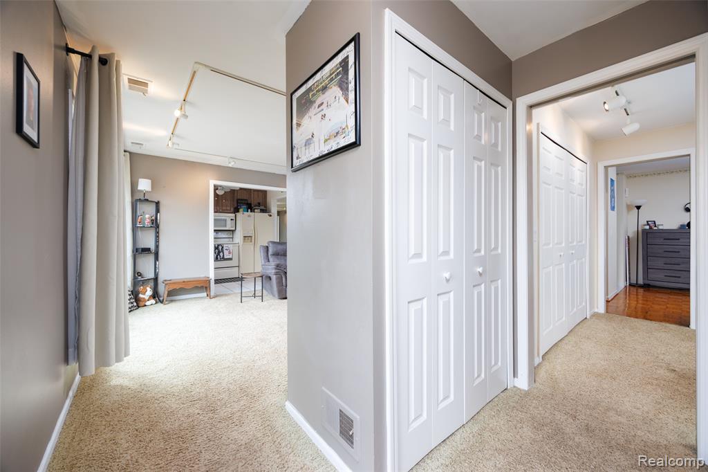 517 Country Club Drive, Saint Clair Shores, MI 48082 — Photo 11