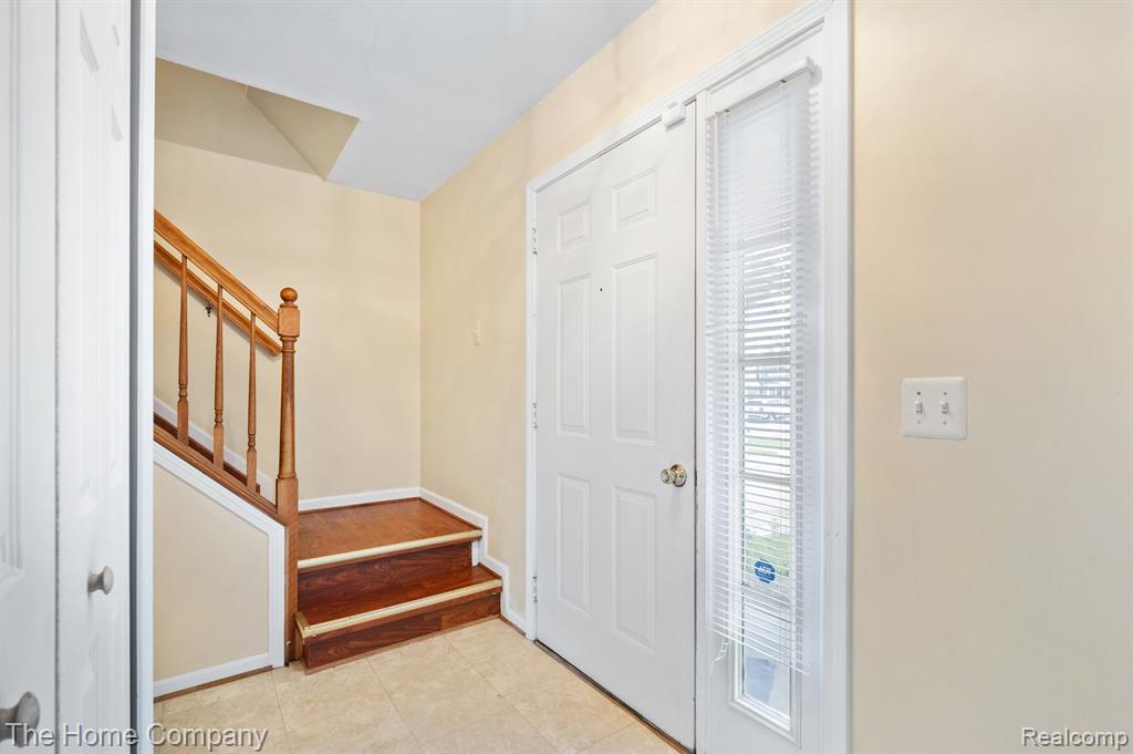6868 Essex Court, Waterford, MI 48327 — Photo 5