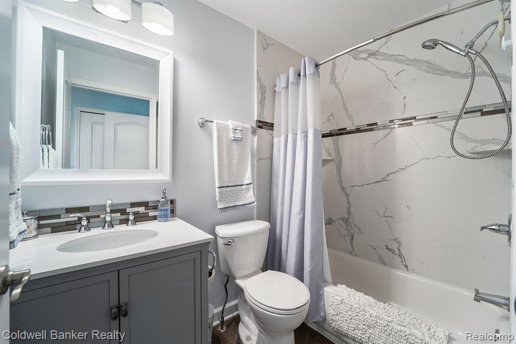 1360 Gloucester Court, Commerce Twp, MI 48390 — Photo 16