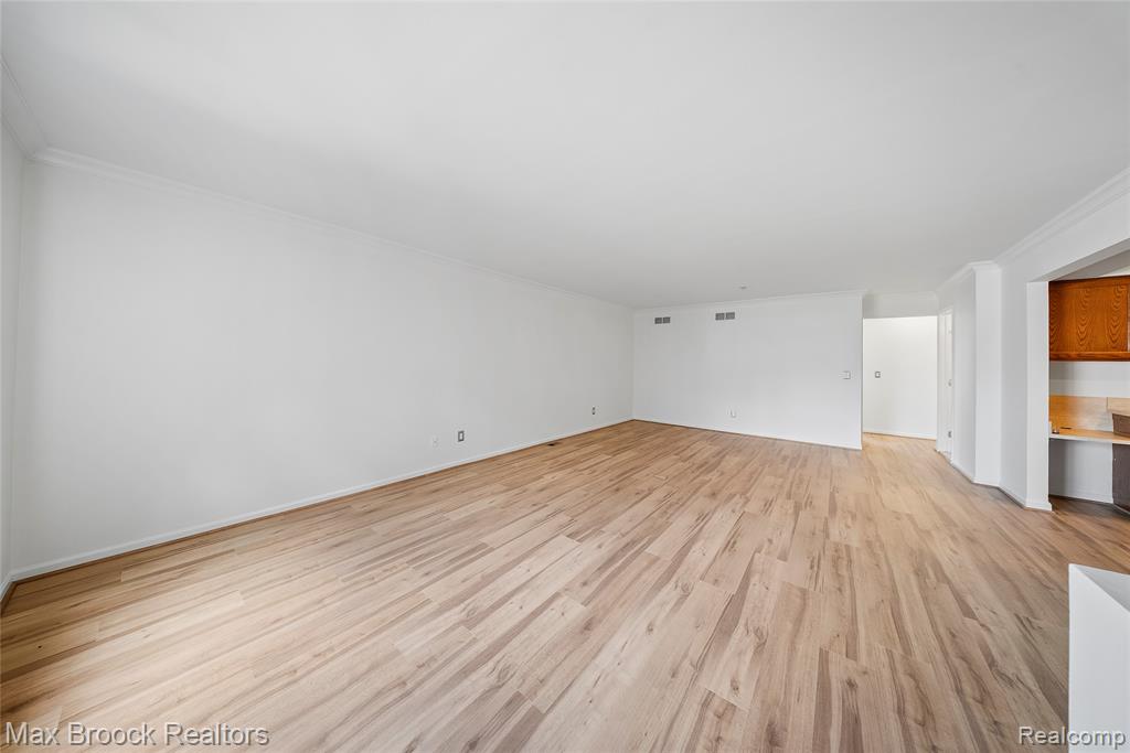 718 Claire Pointe Drive, 17, Saint Clair Shores, MI 48081 — Photo 3