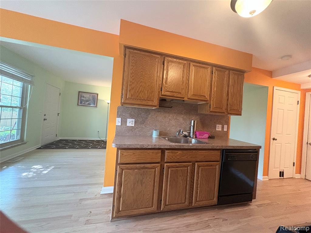 7595 Woodview Drive, Waterford, MI 48327 — Photo 5