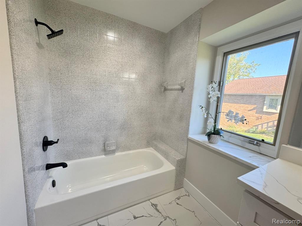 5616 Hillcrest Circle W, West Bloomfield, MI — Photo 26