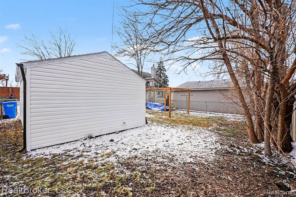973 E Guthrie Avenue, Madison Heights, MI 48071 — Photo 20