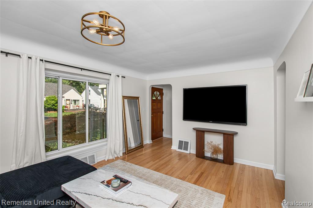 717 S Edgeworth Avenue, Royal Oak, MI 48067 — Photo 16