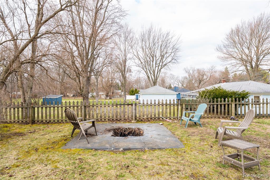 723 Globe Road, Waterford, MI 48328 — Photo 33