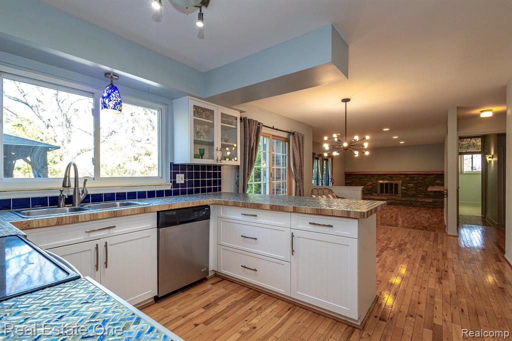 930 BRIDGE PARK Drive, Troy, MI 48098 — Photo 3