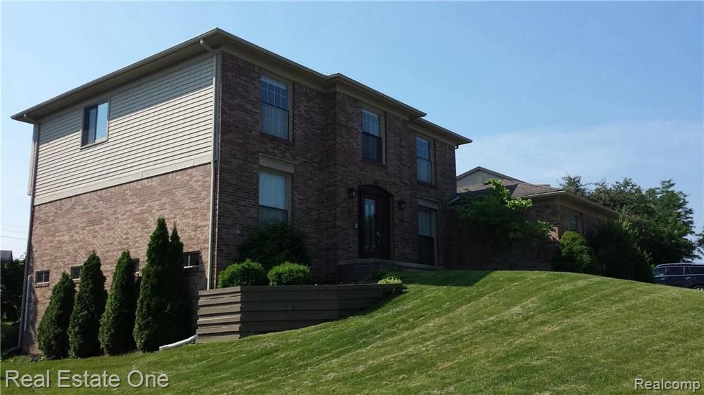 475 Dorchester Way, Milford, MI 48381 — front exterior