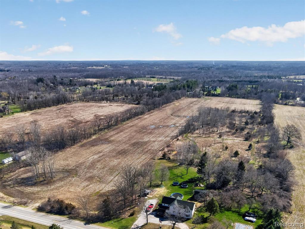 000 N Burkhart, Howell, MI 48843 — Photo 2