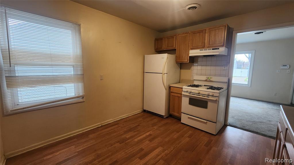 585 E Harwood Avenue, Madison Heights, MI 48071 — Photo 16