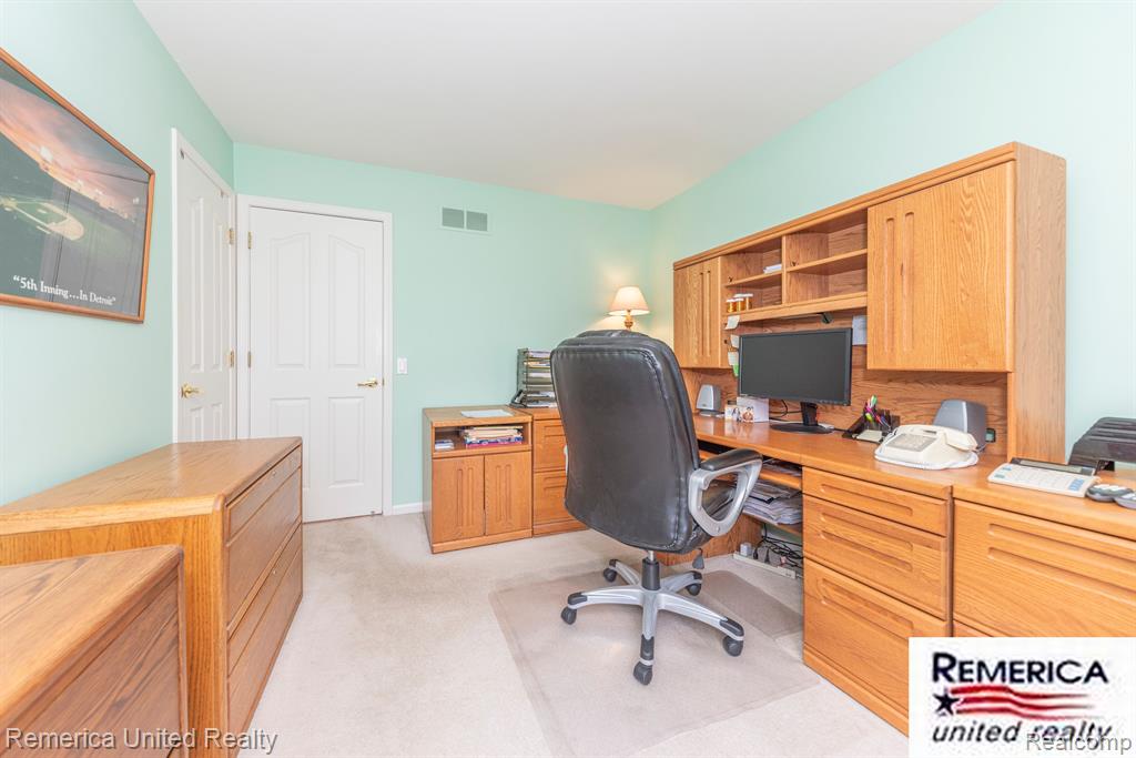 46206 LARCHMONT Drive, Canton, MI 48187 — Photo 37