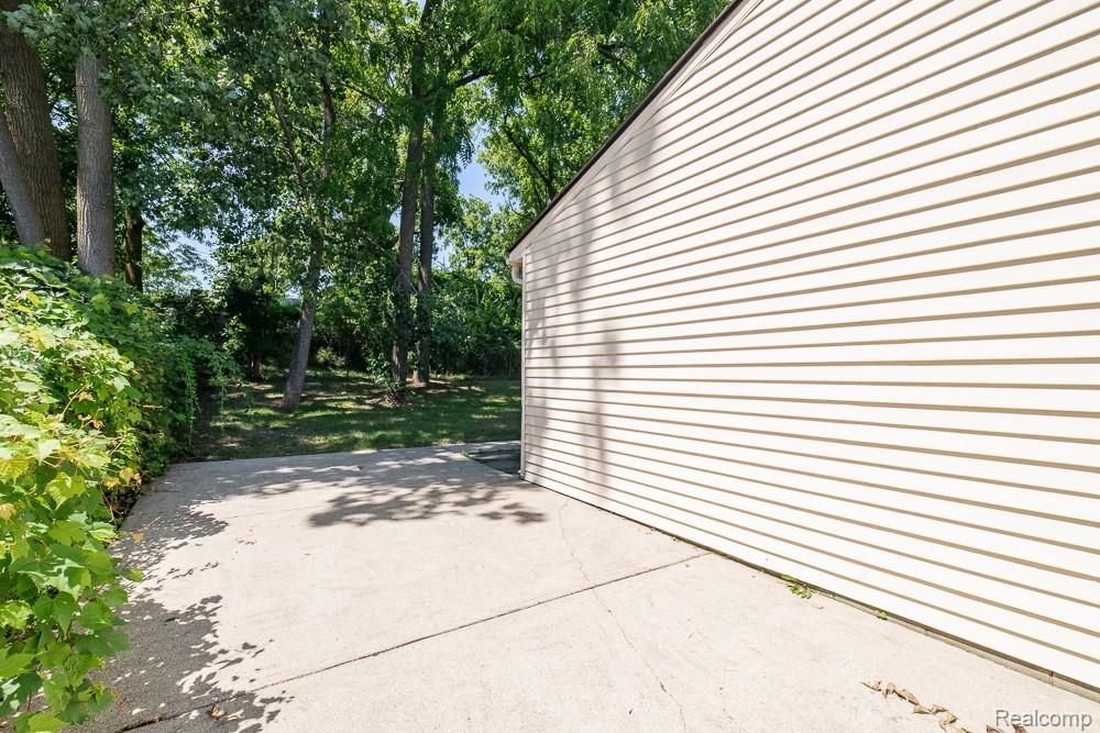 1034 Parkway, Waterford, MI 48328 — Photo 31
