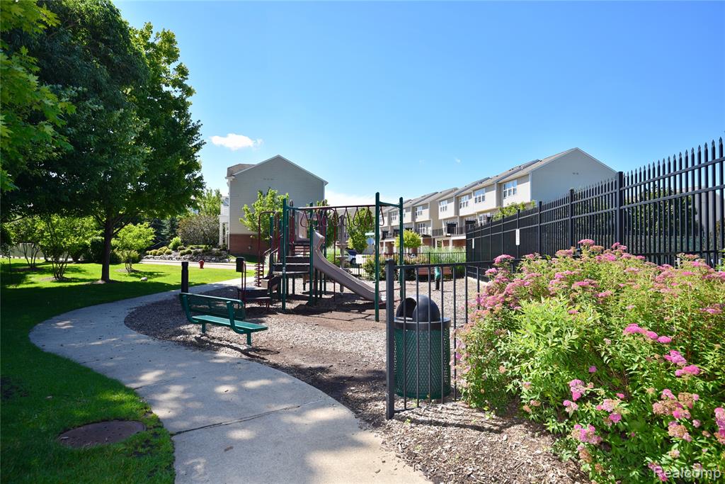 44458 Gwinnett Loop, Novi, MI — Photo 34