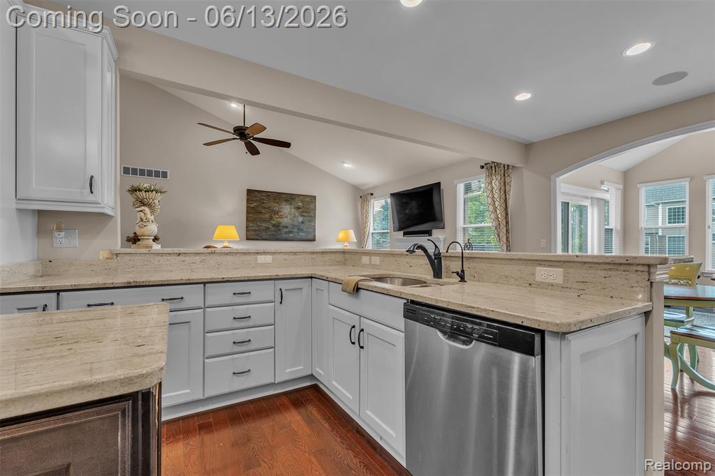 23719 Stoneleigh Drive, South Lyon, MI 48178 — Photo 9