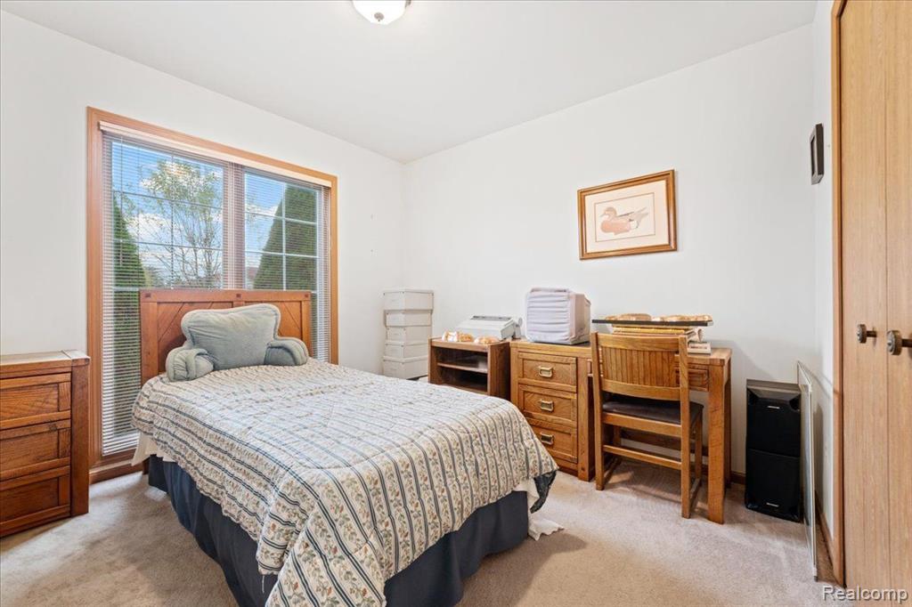 40643 WOODSIDE Drive, Clinton Twp, MI 48038 — Photo 18