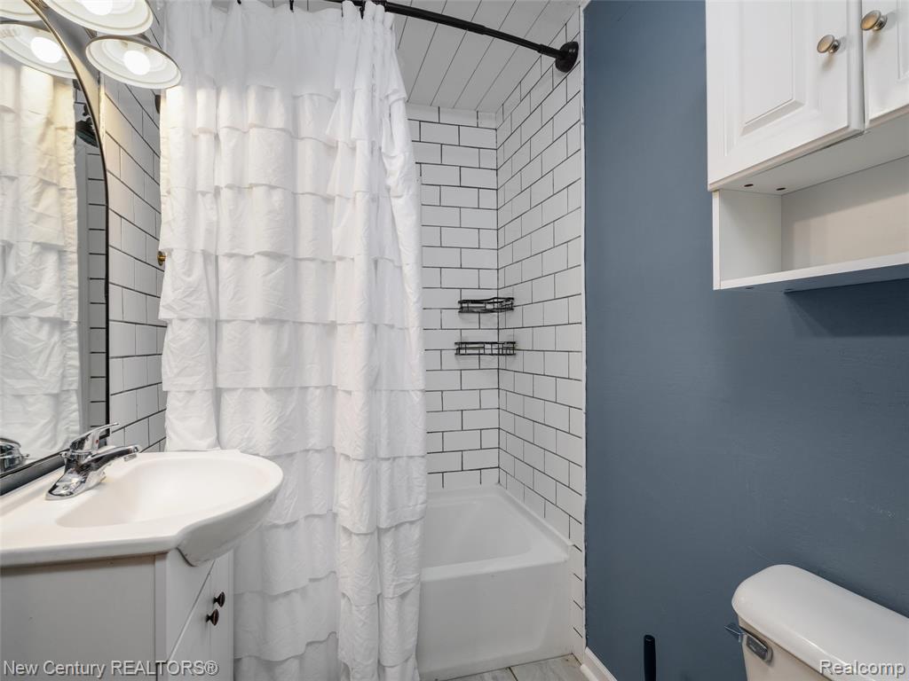 5933 Dwight Avenue, Waterford, MI 48327 — Photo 13