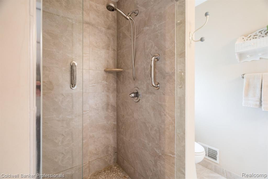 5656 Flagstaff Pines Dr, Shelby Twp, MI 48317 — Photo 14