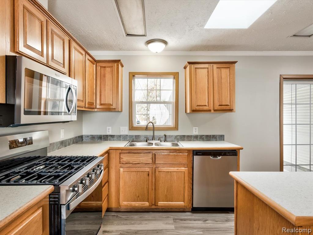 3211 Keewahdin #139 Road, Fort Gratiot, MI 48059 — Photo 9
