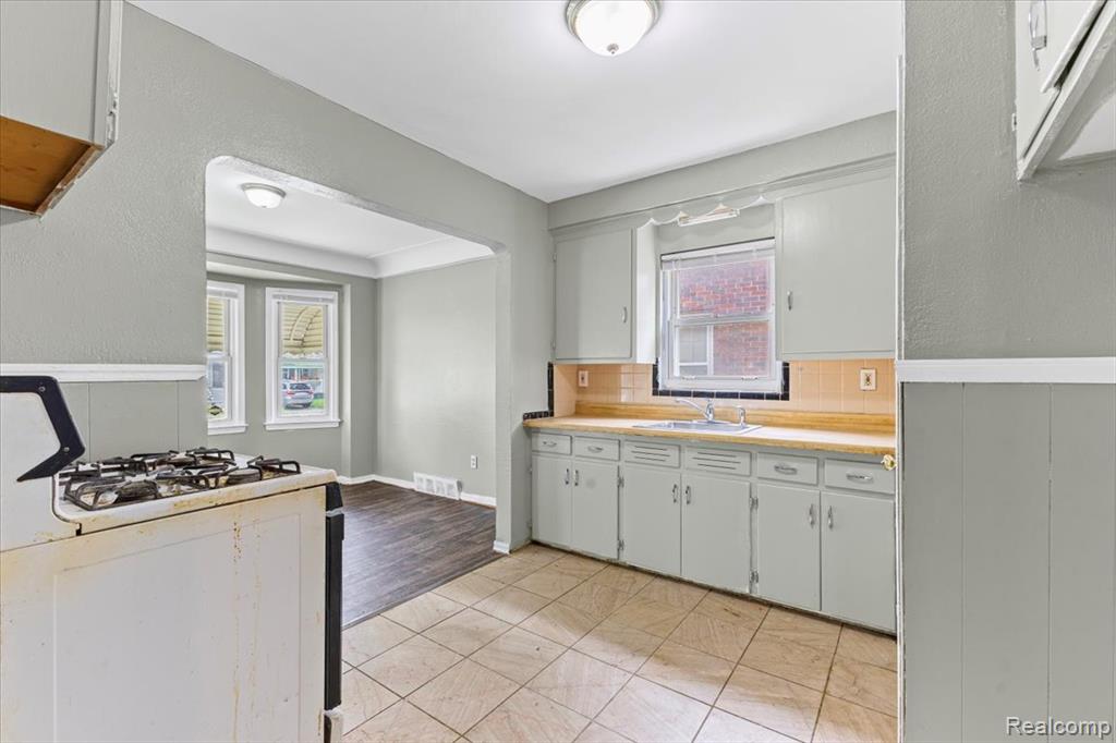 6905 Archdale Street, Dearborn, MI 48228 — Photo 8