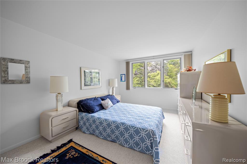 4933 Woodcliff Hill Road N, West Bloomfield, MI 48323 — Photo 24