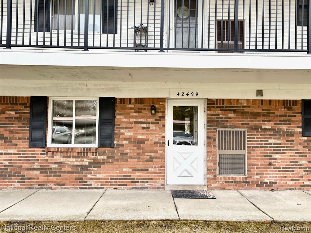 42499 PLYMOUTH HOLLOW Drive, 32, Plymouth, MI 48170 — Photo 3