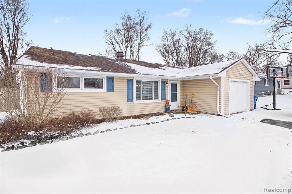 5380 Pontiac Lake Road, Waterford, MI 48327 — front exterior