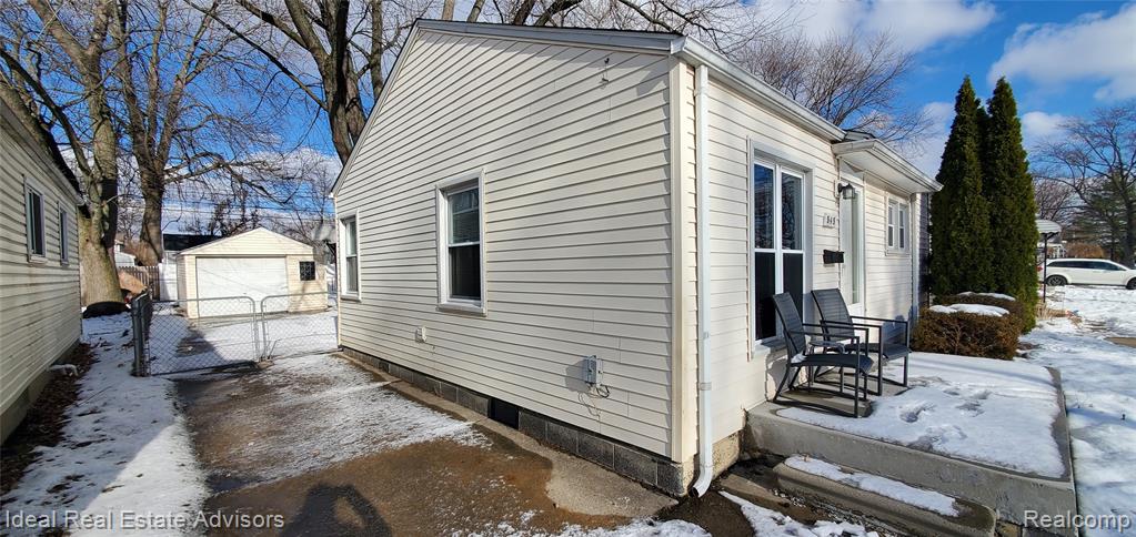 545 E Dallas Avenue, Madison Heights, MI 48071 — Photo 2