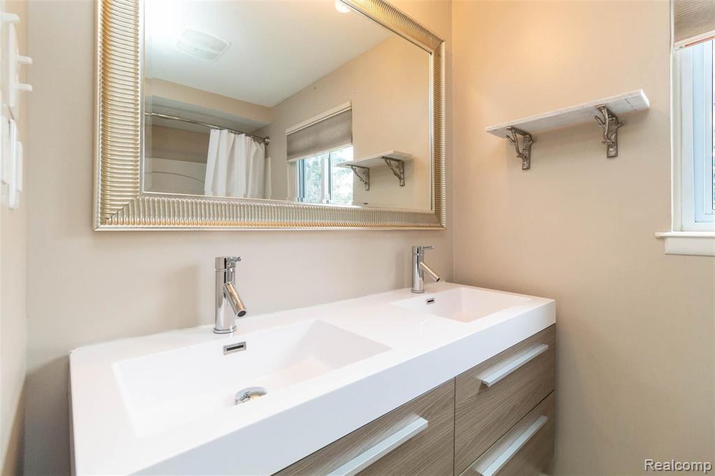 915 HARTSOUGH Court, Plymouth, MI 48170 — Photo 11