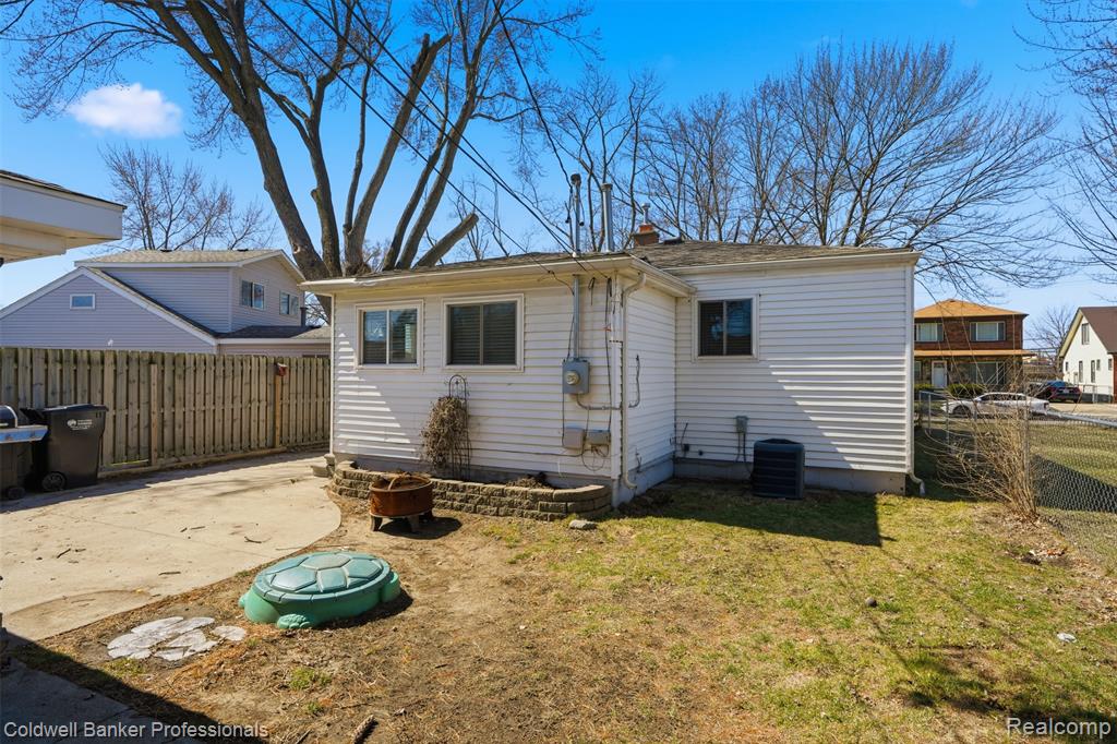 28816 Groveland Street, Madison Heights, MI 48071 — Photo 23