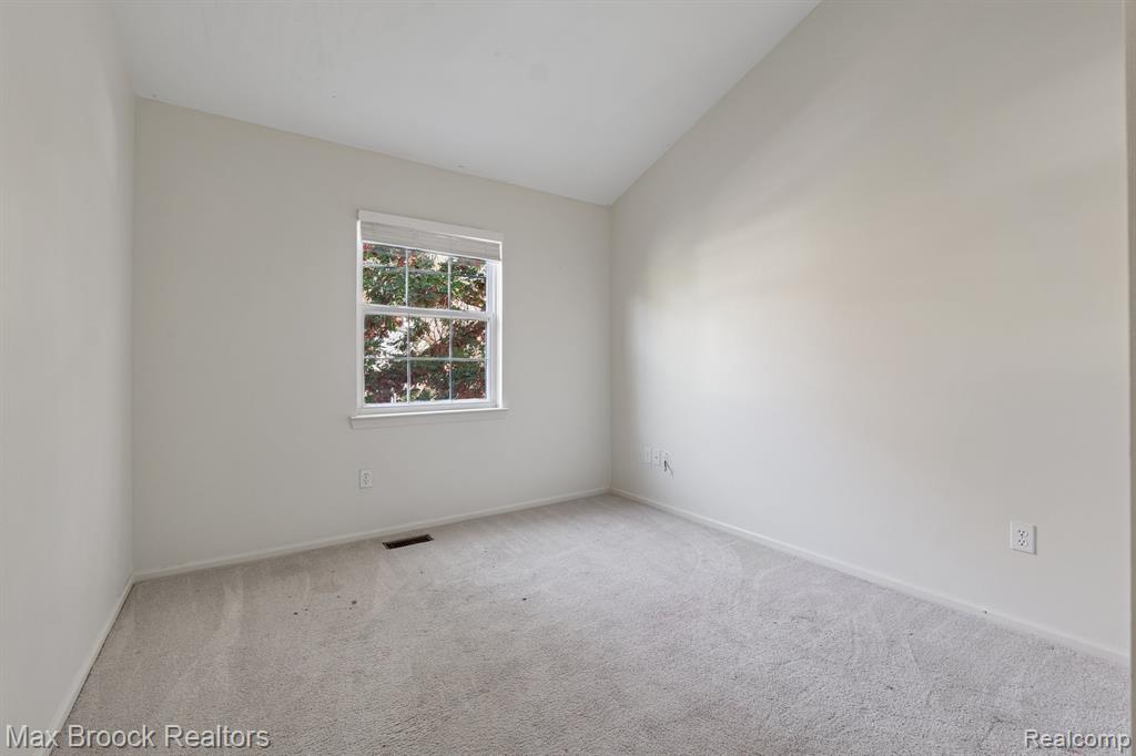 758 Huntclub Boulevard, Auburn Hills, MI 48326 — Photo 16