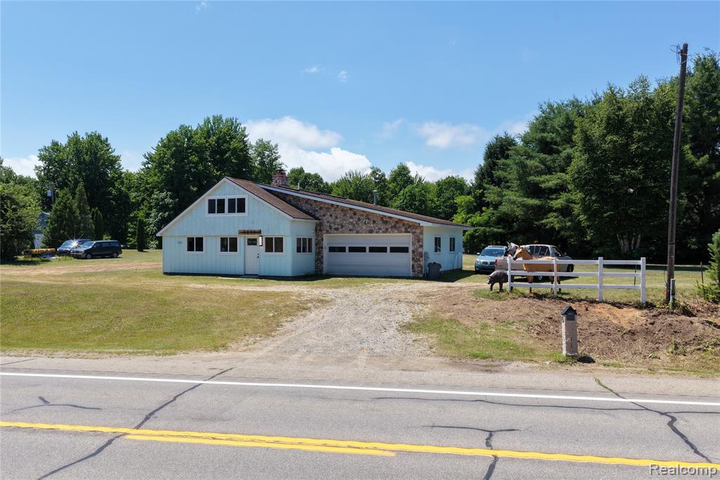 2898 Lakeshore Road - Photo 3