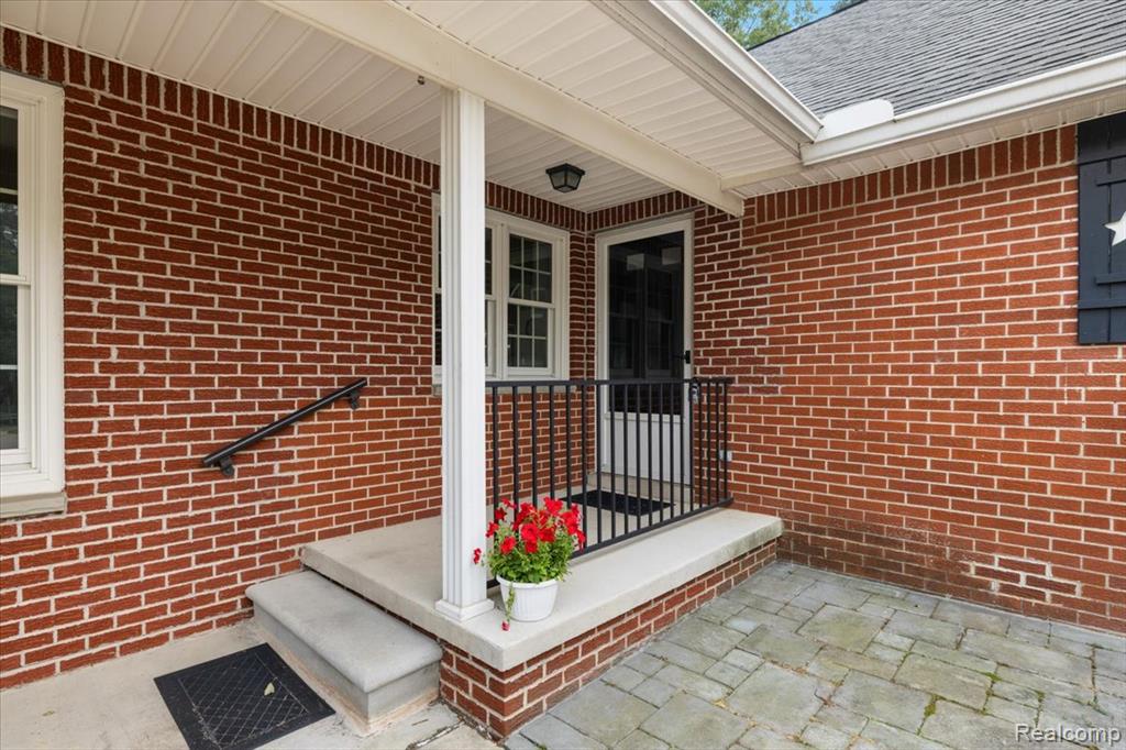 869 Central Drive, Lake Orion, MI 48362 — Photo 8