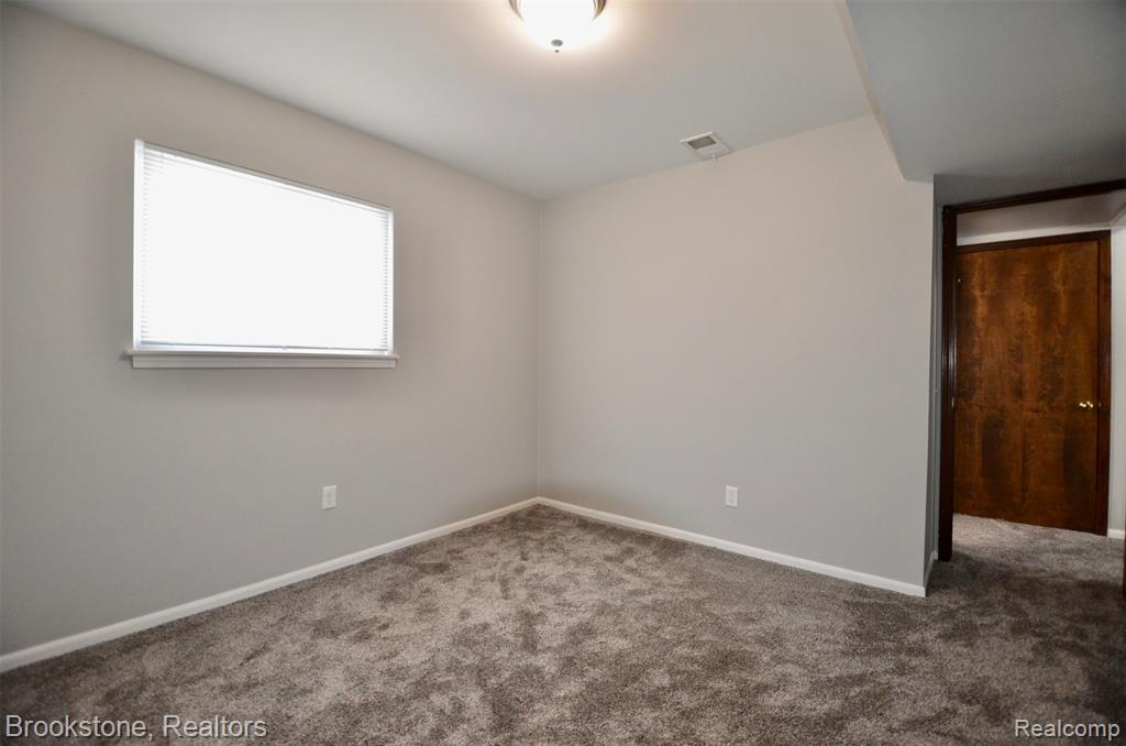 7244 Chapel View Drive, Clarkston, MI — Photo 32