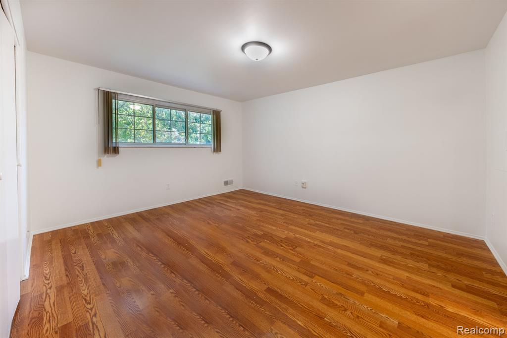 676 E FOX HILLS Drive, Bloomfield Hills, MI 48304 — Photo 11