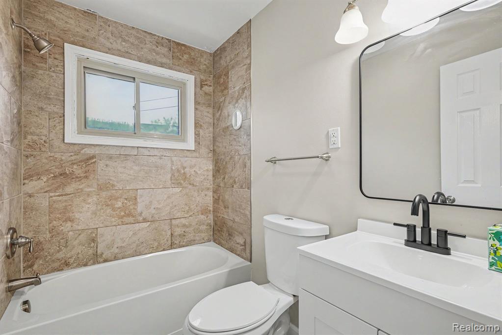 22282 E Schafer Street, Clinton Twp, MI 48035 — Photo 10
