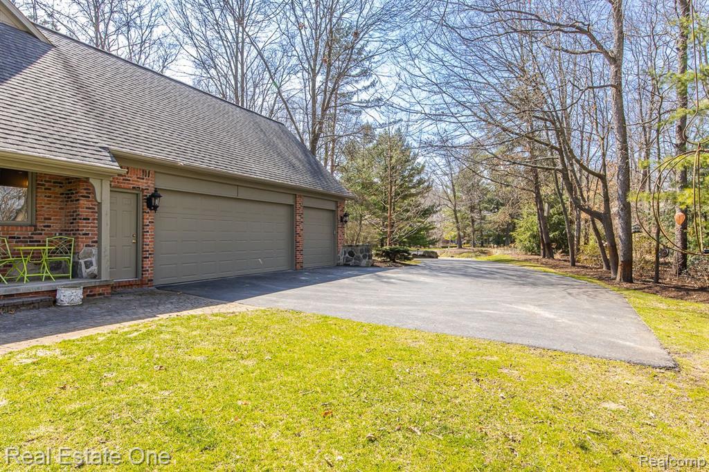 9316 LAKEBLUFF Drive, Clarkston, MI 48348 — Photo 68
