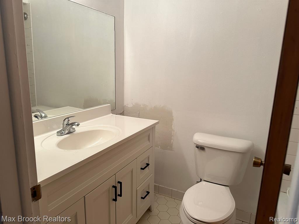 664 E FOX HILLS Drive, Bloomfield Hills, MI 48304 — Photo 14