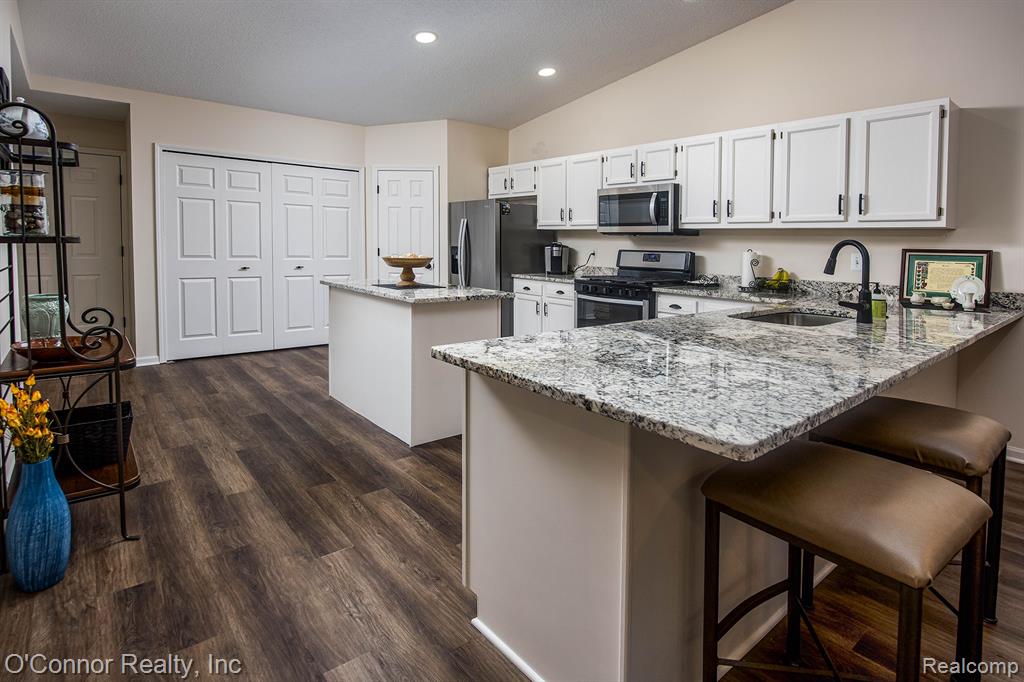 828 Crystal Lane, Marysville, MI 48040 — Photo 10