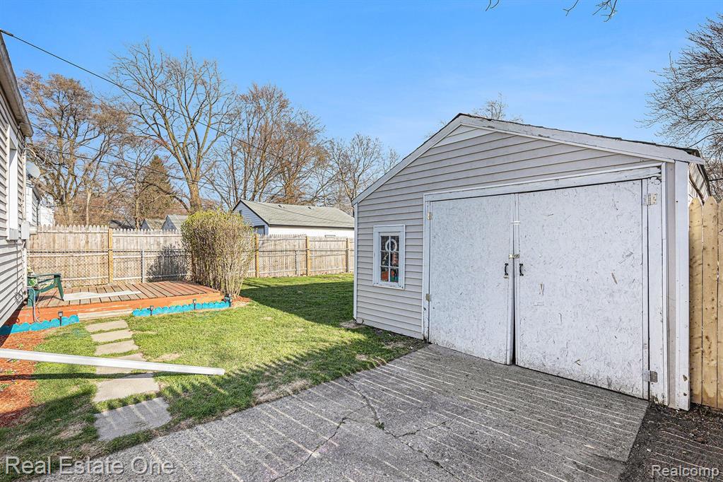 558 E TENNYSON Avenue, Pontiac, MI 48340 — Photo 15