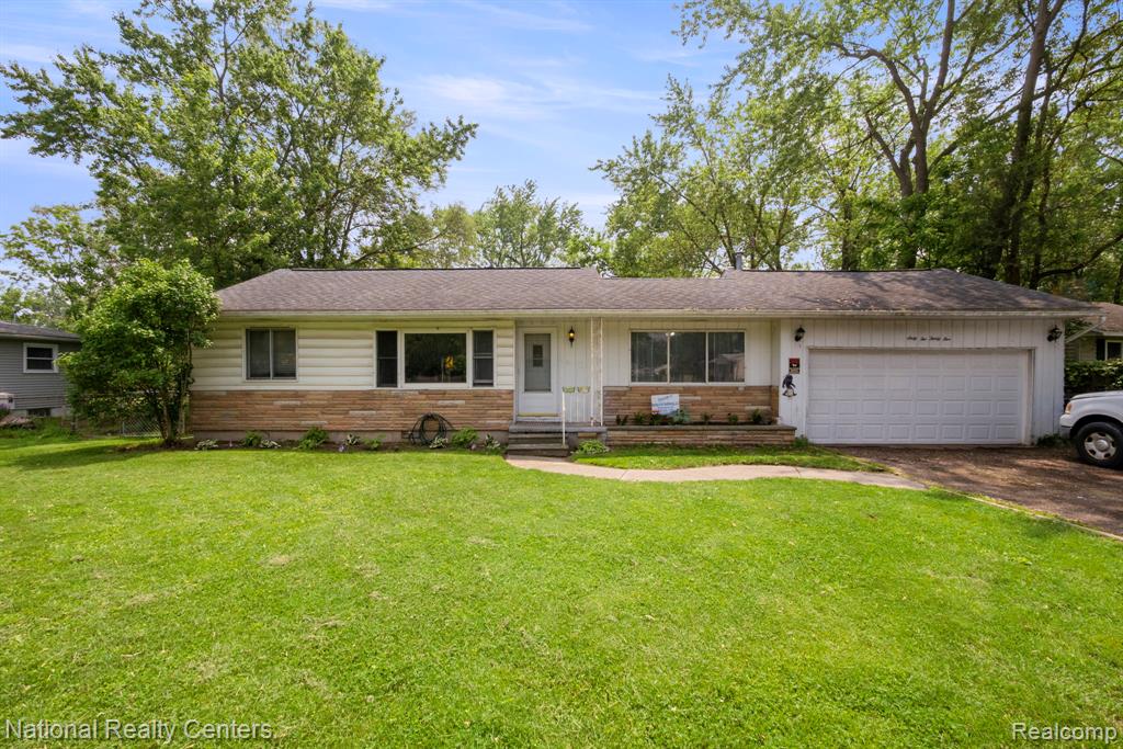 6235 Williams Lake Road, Waterford, MI 48329 — front exterior