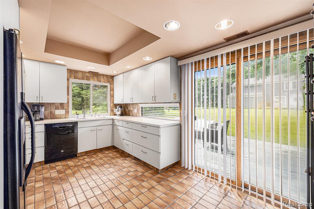 5722 Perrytown Drive, West Bloomfield, MI — Photo 12