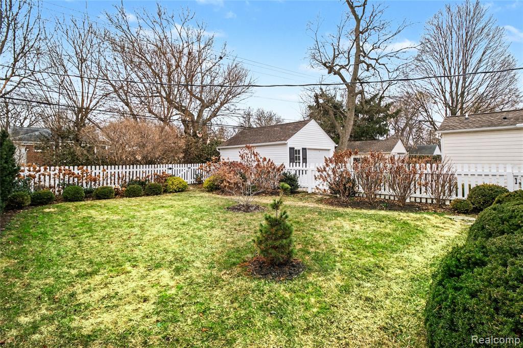 38 Maplefield Road, Pleasant Ridge, MI — Photo 23