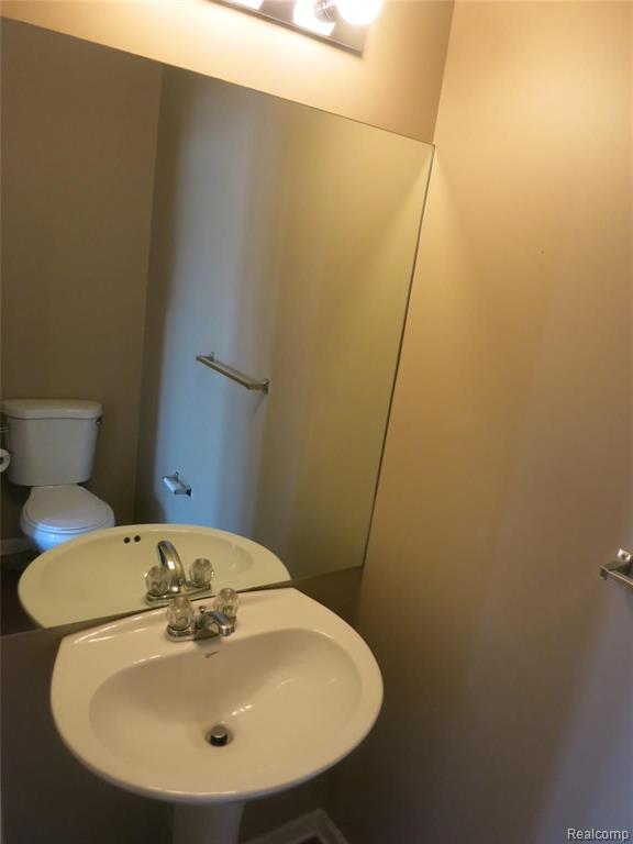 685 SUMMERFIELD Drive, Westland, MI — Photo 14