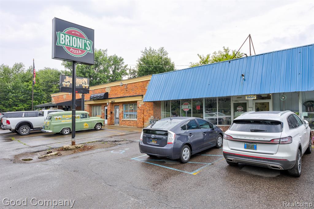 36643 Jefferson Avenue, Harrison Township, MI
