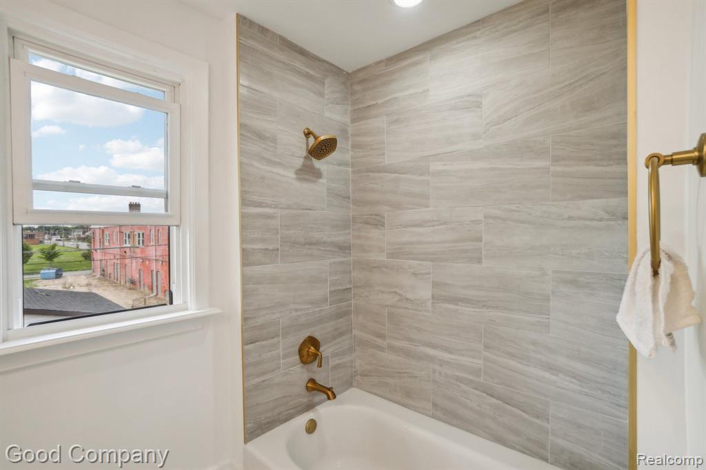 1645 CADILLAC Boulevard, Detroit, MI 48214 — Photo 29